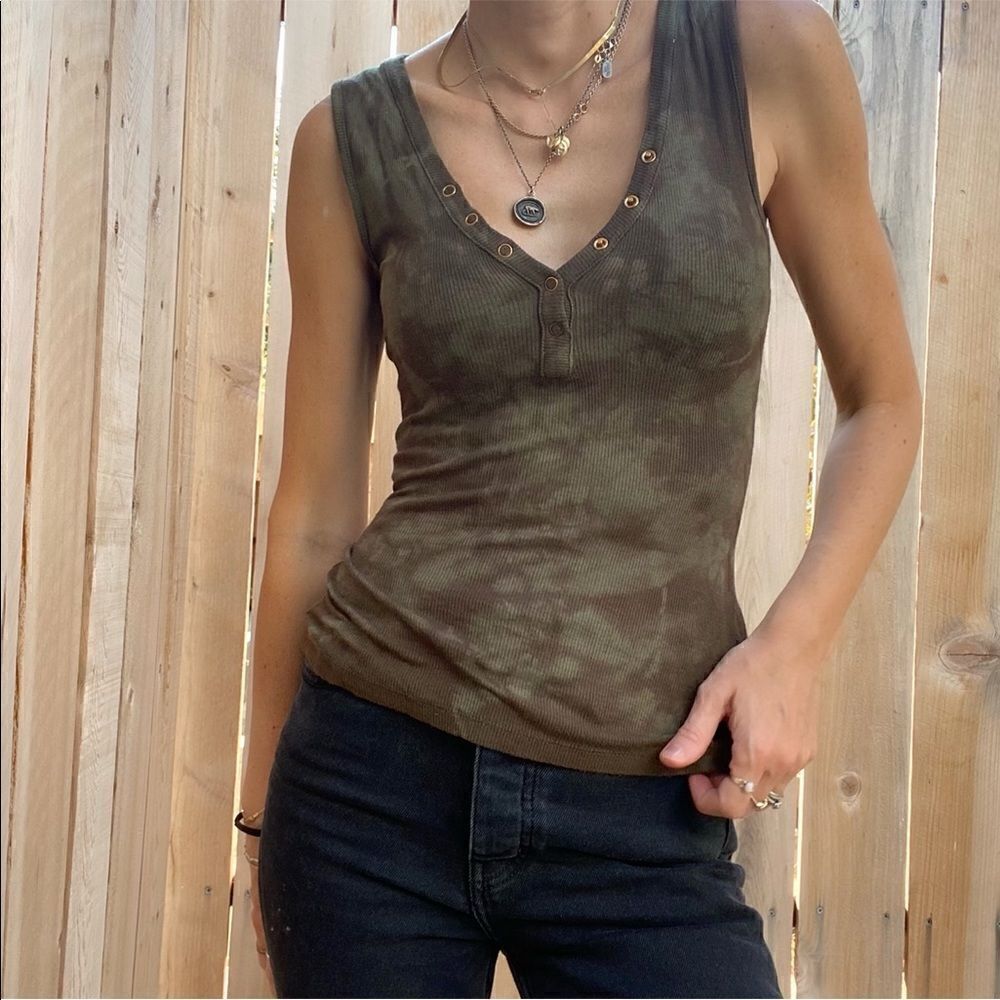 Guess tie dye V neck tank top size XS